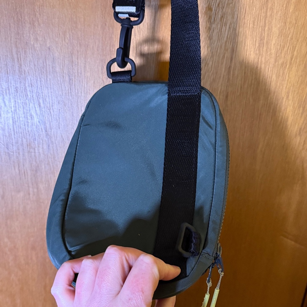 lululemon athletica Dark Green Belt The Rest is Written Crossbody | Lululemon FR - Picture 6 of 7